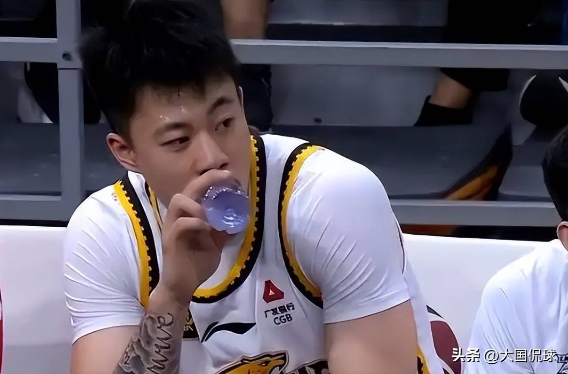 青岛队士气高昂，斗志昂扬拔得头筹