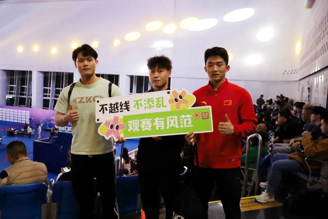 包含比赛风云再现，球员表现获得观众喝彩的词条