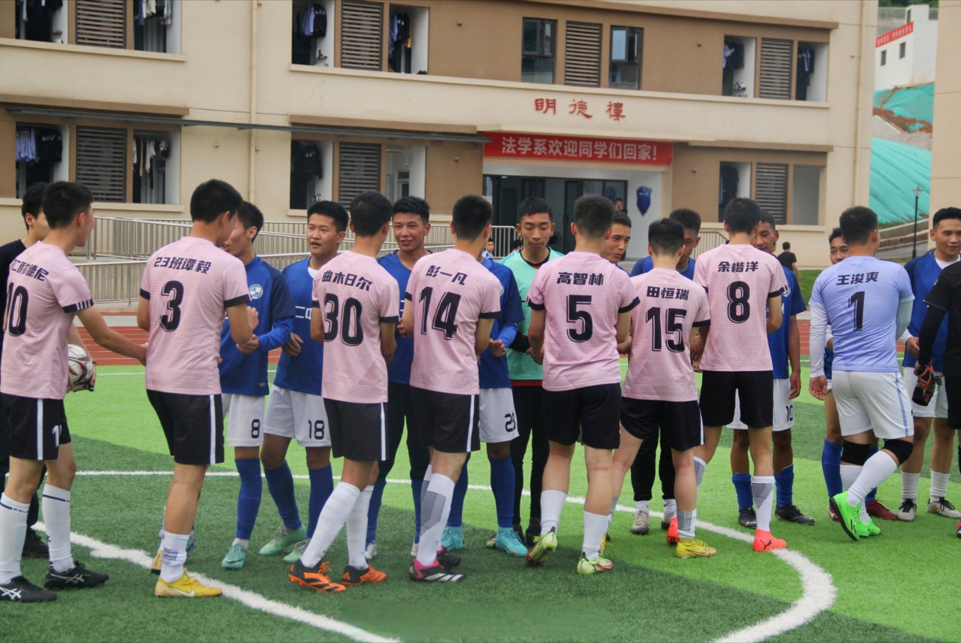足球小组赛装备落日，在场拼力战成焦点的简单介绍