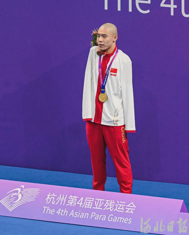 关于澳大利亚游泳选手再次登上领奖台的信息
