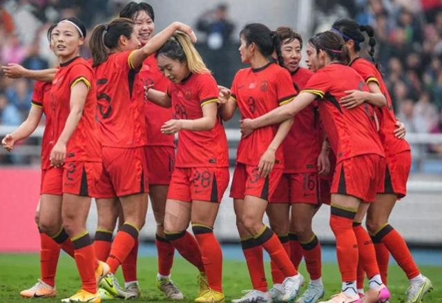 中国国家女足在比赛中展示出色团结拼搏