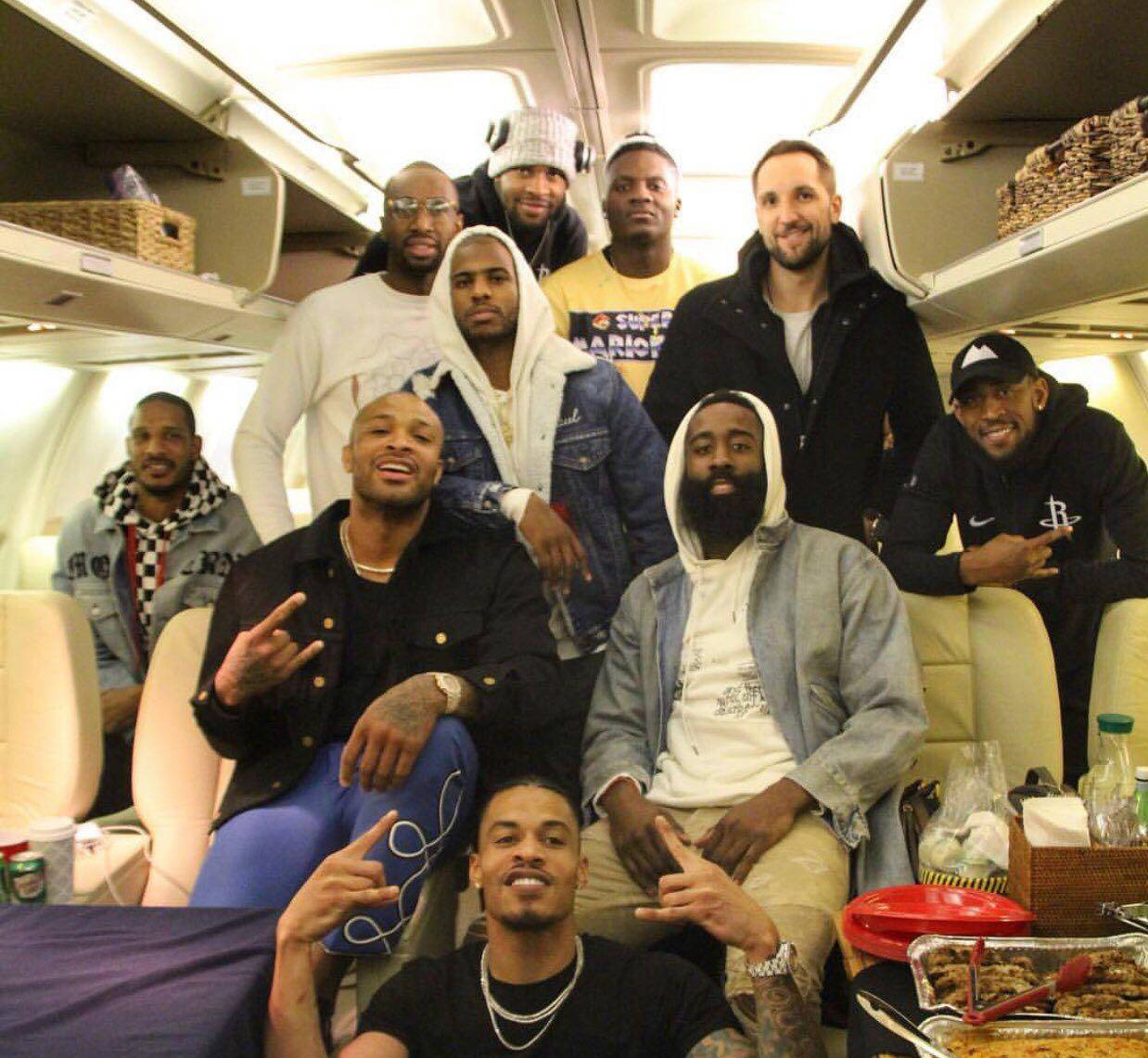 球员们互动默契，为全队增添动力