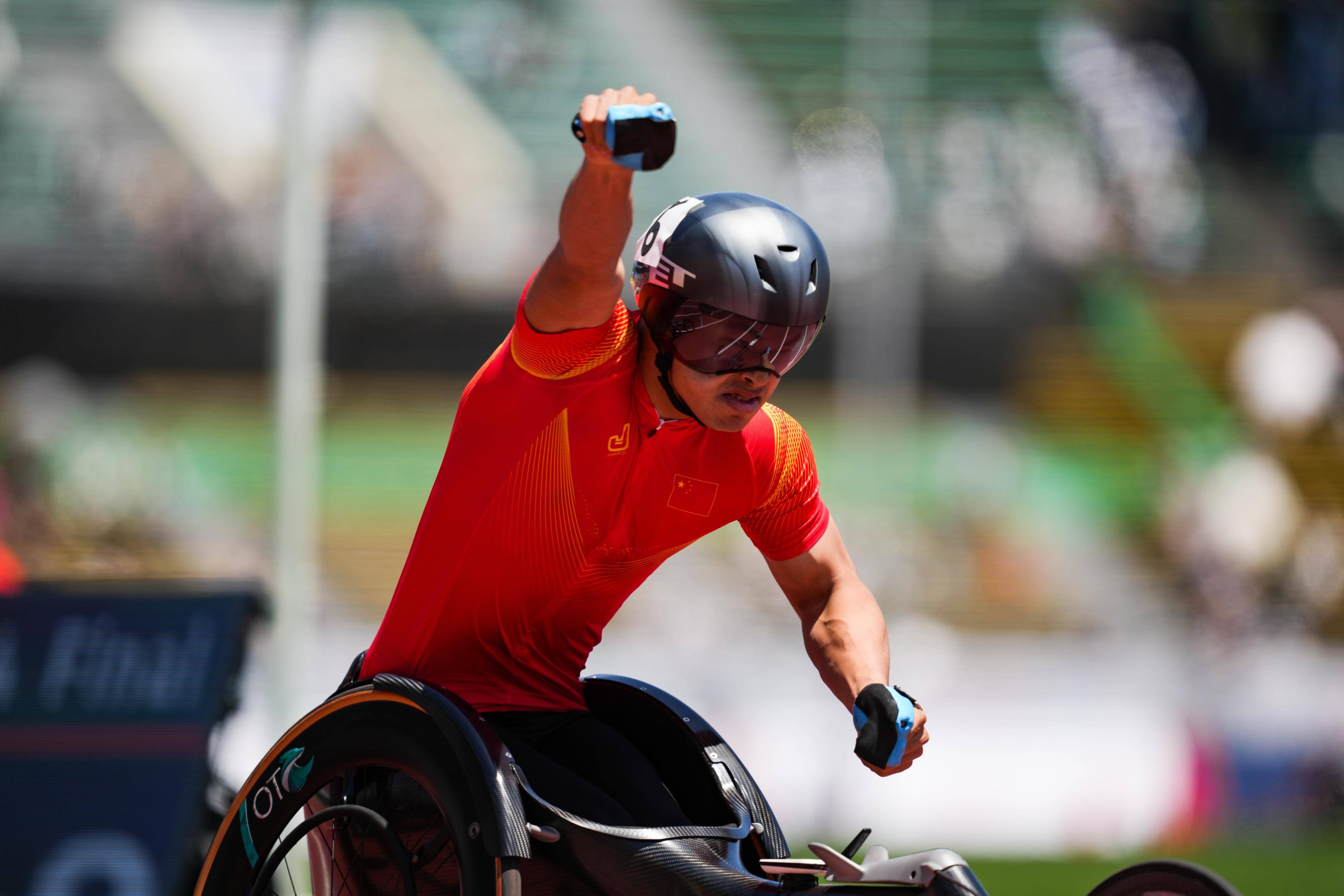 比赛激烈:全球各国选手展现拼搏精神 比赛激烈:全球各国选手展现拼搏精神