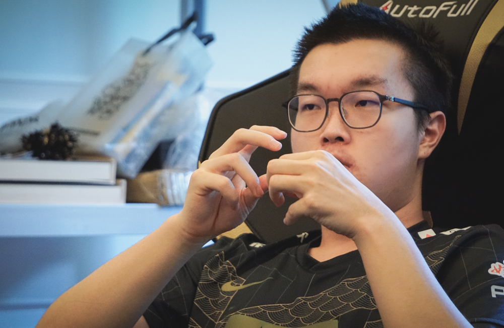 CLG轻取100T，Xiaohu完成史诗逆转激烈交锋半决赛，引爆全场热议的简单介绍