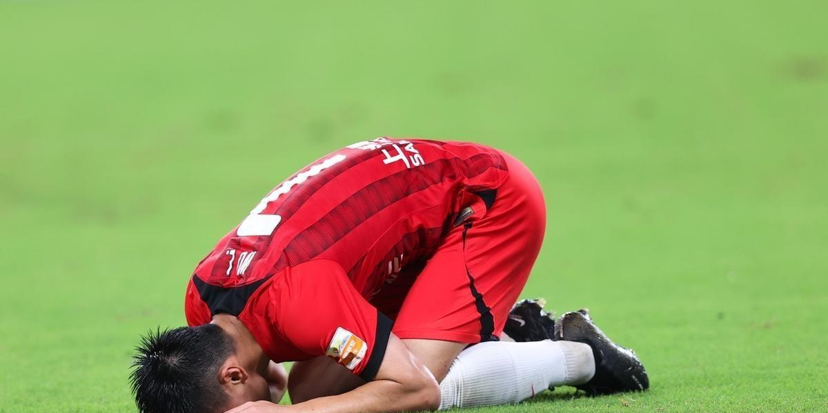 开云下载-球员倒地受伤，主帅急需替补