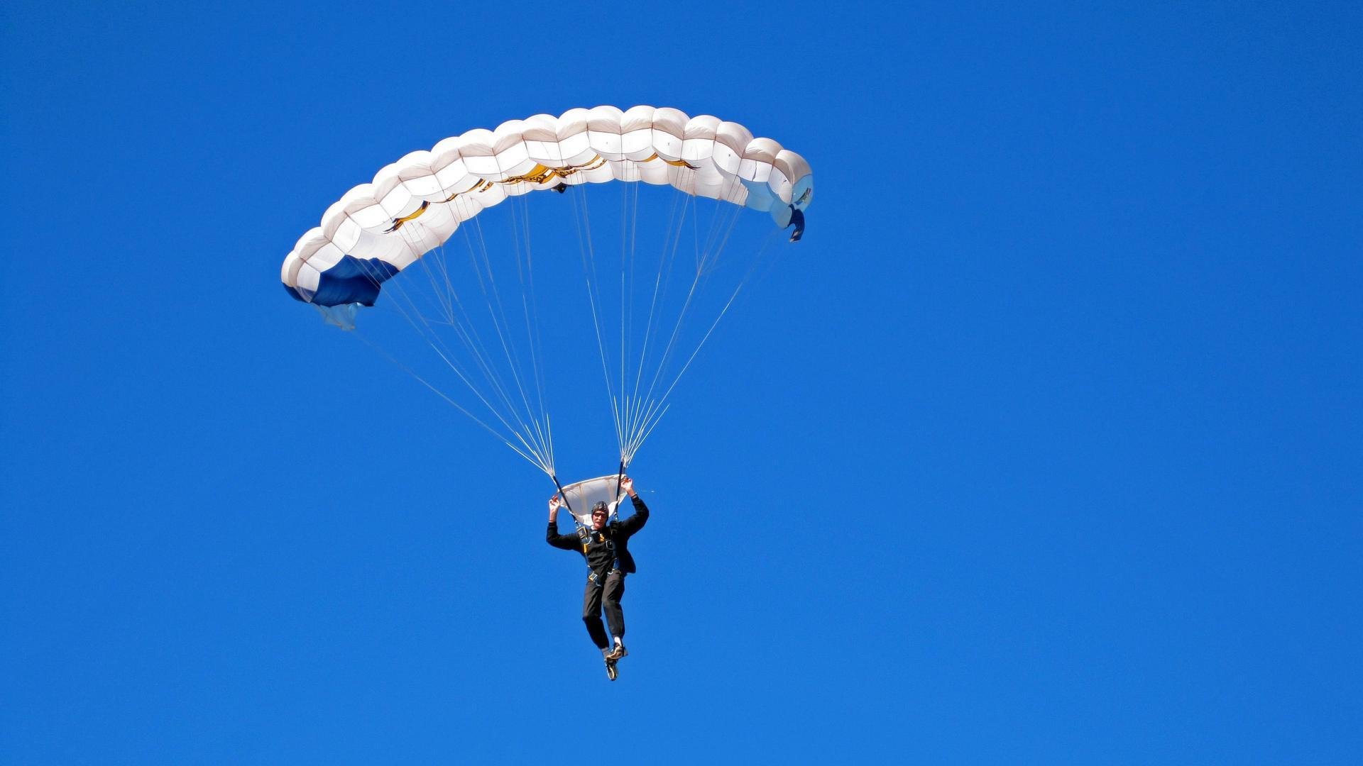 F1赛场上的狂飙与逆流，红牛横扫索伯，周冠宇点燃中国希望